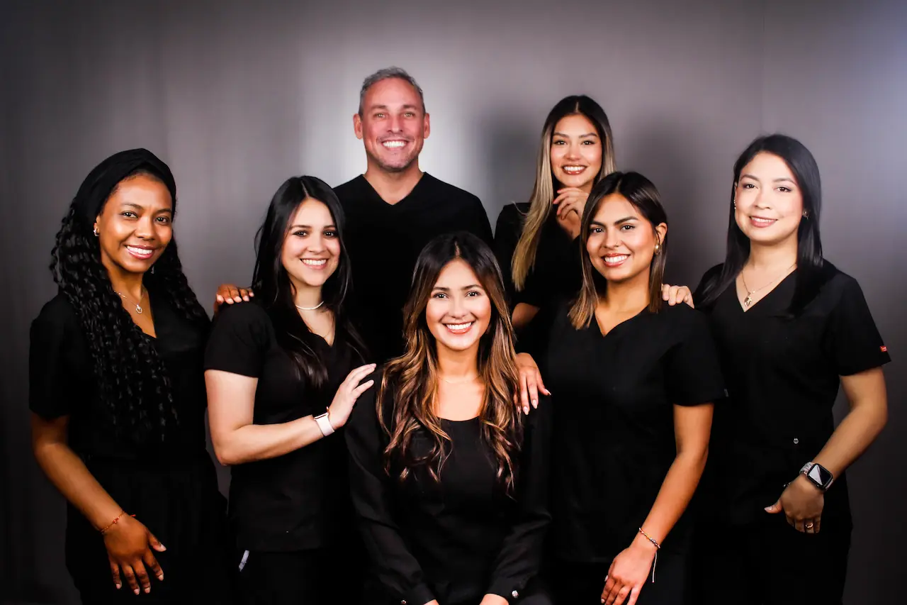 Equipo de trabajo de la clínica dental Smile Design Perú sonriendo y brindando atención de calidad